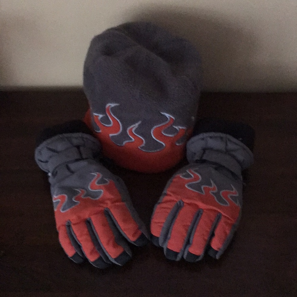 Little kid ski hat and gloves set